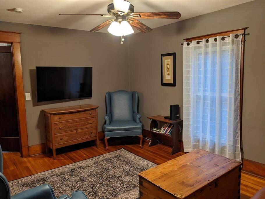 Large Bakery Apartment - Central Downtown Location Fredonia エクステリア 写真