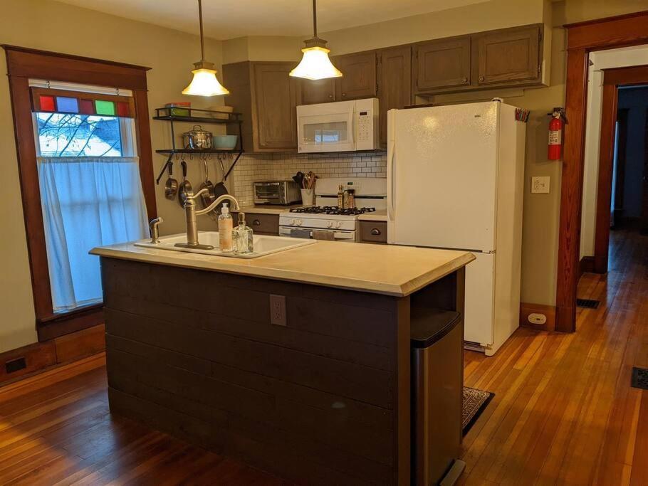 Large Bakery Apartment - Central Downtown Location Fredonia エクステリア 写真