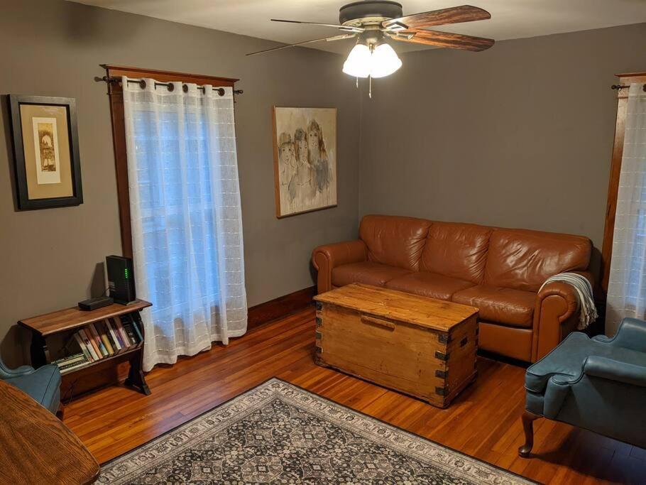 Large Bakery Apartment - Central Downtown Location Fredonia エクステリア 写真
